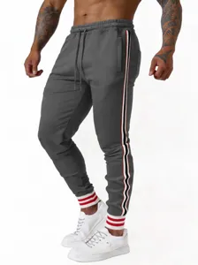 Heren casual joggingsbroek met stijlvolle zijstrepen en comfortabele slim fit pasvorm.