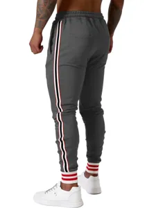 Genaue Detailaufnahme von lässigen Herrenhosen mit stylischen Seitenstreifen und Rippbündchen.