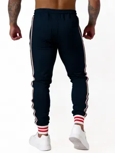 Gedetailleerd overzicht van heren joggingbroek met stijlvolle zijstrepen en boorden.