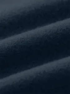 Gedetailleerde close-up van de donkerblauwe stoftextuur met zacht fleecemateriaal en plooien.