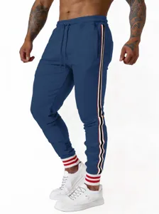 Heren joggingbroek detail met zijstrepen, slanke sportbroek met geribbelde boorden.