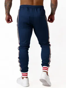 Gedetailleerd overzicht achterkant heren joggingbroek, donkerblauwe joggers met zijstrepen, boorden.