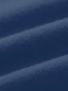 Gedetailleerd overzicht van donkerblauwe zachte fleecestof textuur met glatte golven en kwaliteit.