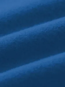 Gedetailleerde close-up van de donkerblauwe zachte stofstructuur voor heren casual broek.