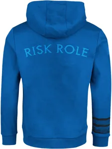 Sudadera con capucha azul vista detallada con estampado de letras y mangas a rayas.