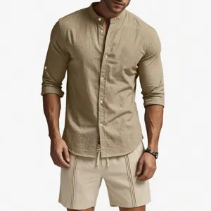 Completo da uomo casual in lino con camicia a maniche lunghe e pantaloncini per l'estate.