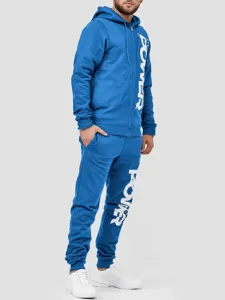 Detailaufnahme des blauen Herren Kapuzenpullovers und Jogginghosen Sets mit auffallendem.