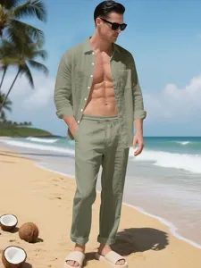Ensemble décontracté en lin pour homme, chemise et pantalon vert clair pour vacances à la plage.