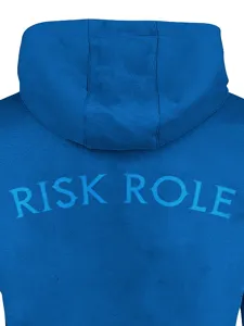 Vista detallada de la espalda de la sudadera con capucha azul para hombre con estampado.