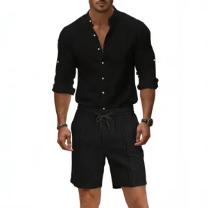 Set casual da uomo in lino due pezzi camicia a maniche lunghe e pantaloncini per l'estate.
