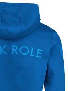 Detalle posterior de la sudadera con capucha azul para hombre con texto impreso K ROLE.