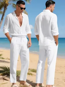 Vue détaillée d'une chemise ample blanche en lin et d'un pantalon assorti à la plage.