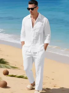 Détail de la tenue en lin pour homme sur la plage avec chemise et pantalon blancs.