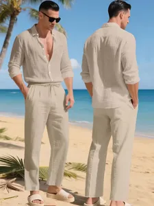 Vue de detail de la tenue de plage en lin pour homme avec une chemise et un pantalon.