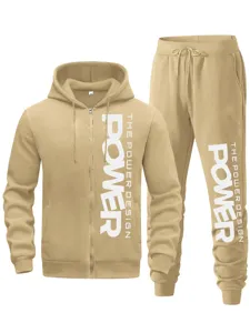 Detailansicht herren freizeit kapuzenpullover und hosen set mit stylischem druck.