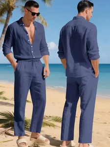 Vue de détail ensemble chemise manches longues et pantalon lin bleu homme pour vacances plage.