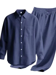 Ensemble pyjama loungewear homme chemise manches longues et pantalon bleu decontracté.