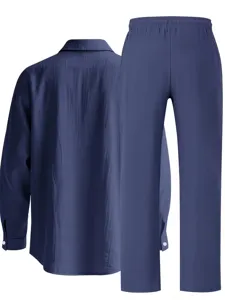 Ensemble de loungewear chemise manches longues et pantalon bleu foncé, tenue décontractée.