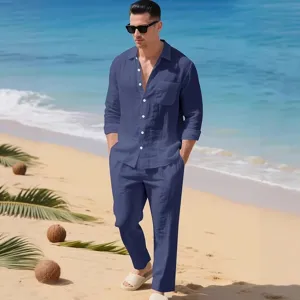 Ensemble décontracté en lin bleu pour homme, chemise et pantalon idéaux pour les vacances.