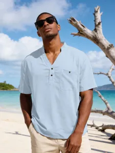 Ανδρικό γαλάζιο κοντομάνικο πουκάμισο Henley, casual καλοκαιρινό τοπ παραλίας.