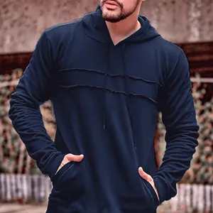 Sweat à capuche manches longues uni pour homme avec poche et détails de couture sur la poitrine.