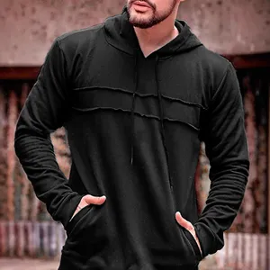 Sweat à capuche noir à manches longues pour hommes avec poche et design de poitrine brut