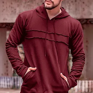 Sweat à capuche manches longues pour homme avec poche et panneau de bord brut.