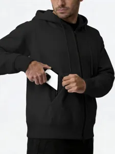 Gros plan détaillé montrant la poche zippée fonctionnelle sur le sweat noir pour homme.