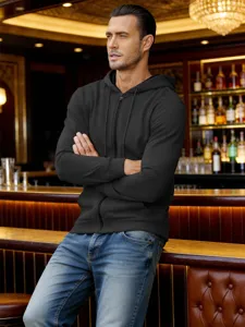 Vue détaillée du sweat-shirt noir décontracté à capuche zippée pour homme dans un bar.