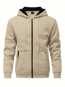 Gros plan sur le sweat zippé pour homme avec doublure de capuche noire et poches pratiques.