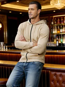 Vue détaillée du sweat à capuche zippé pour homme en couleur kaki avec cordon.