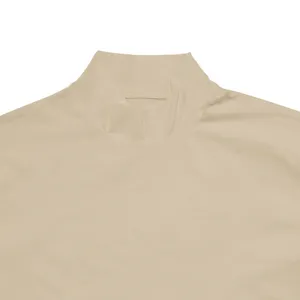 Primo piano dettagliato sul colletto di una maglia a compressione con tessuto elastico.