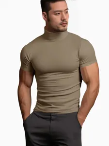 Maglia sportiva compressione uomo collo alto a maniche corte per fitness e corsa.