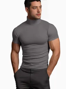 Maglia compressione uomo grigia a maniche corte con collo alto per fitness palestra.