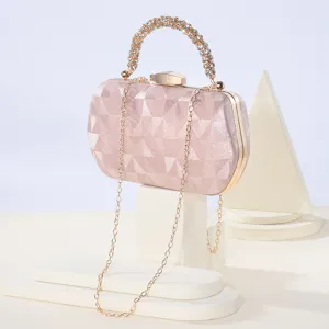 Elegante bolso de noche de satén rosa con asa de estrás y detalle de cadena chic.