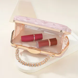 Elegante bolso de noche de satén rosa con asa de estrías brillantes y marco dorado elegante.