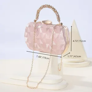 Elegante bolso de noche de satén rosa con asa de estrás y cadena dorada elegante.