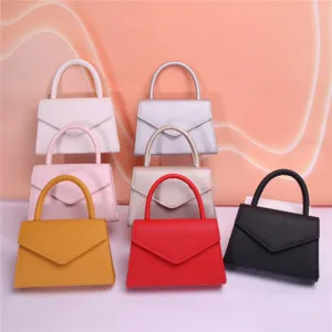 Vista dettagliata di eleganti mini borse da donna in vari colori vivaci e stilosi.