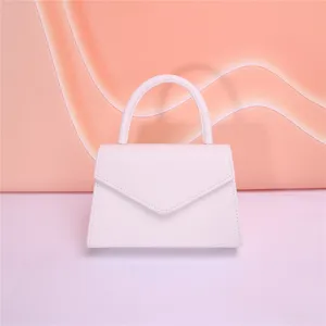 Vista dettagliata della borsa in pelle bianca elegante con manico strutturato minimalista.