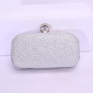 Detailansicht einer eleganten silbernen Glitzer Abendtasche mit Strass Ringverschluss.