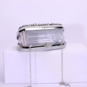 Silberne Glitzer Abendtasche mit funkelnden Strasssteinen, Metallrahmen und Kette für Partys.