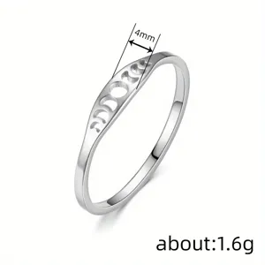 Anillo minimalista de plata con fase lunar en detalle, diseño calado de 4mm y peso 1,6g.