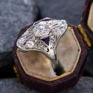 Exquisito anillo de diamantes art déco vintage con intrincado trabajo de filigrana y piedras.