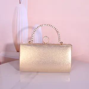 Élégante pochette de soirée pailletée dorée avec poignée strass pour banquet et fête en détail.
