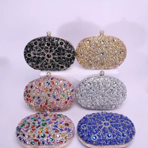 Élégant sac de soirée ovale en cristal avec strass scintillants pour robe de fête.