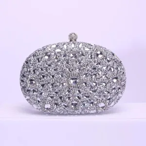 Vue détaillée de la pochette de soirée ovale en cristal scintillant avec des strass.