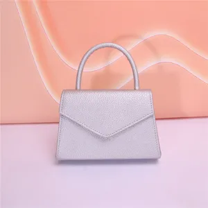 Mini borsa a mano argentata, elegante pochette da sera in pelle con design chic.