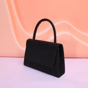Élégant sac à main noir en dentelle, détail de sac de soirée chic avec texture exquise.