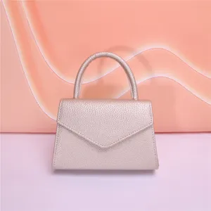 Elegante mini borsa a mano rosa metallizzata, design con manico chic per feste e uso quotidiano.
