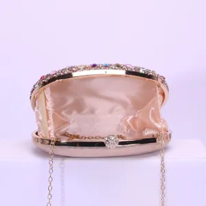Vue détaillée de la pochette de soirée ouverte avec strass, doublure en satin et chaîne.